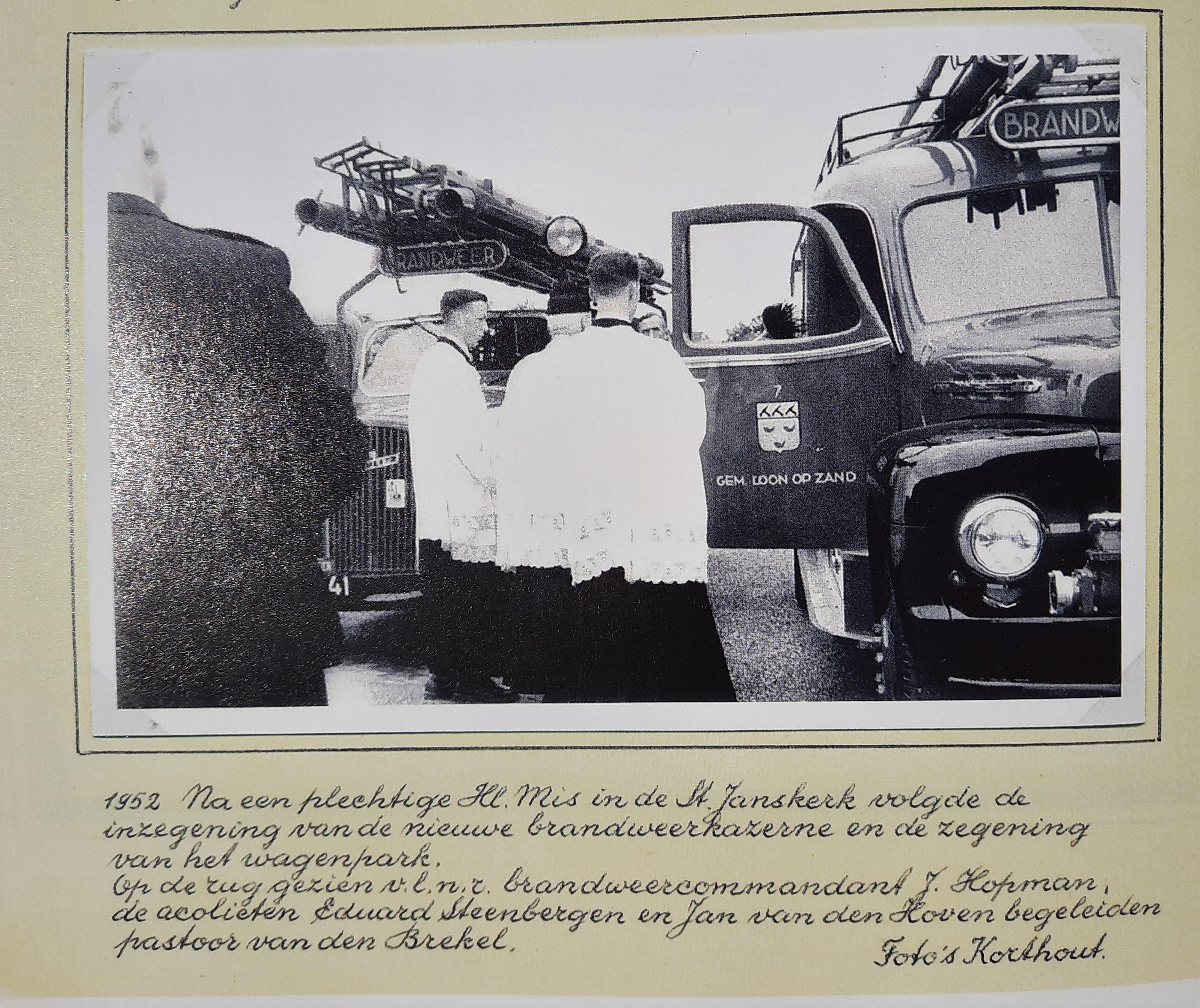 Klik voor foto in apart venster steenbergen_eduard__als_acoliet_bij_de_opening_van_de_brandweerkazerne_in_1952_-_steenbergen_eduard__-_gehecht_aan_kaatsheuvel_-_2014_-_gianotten_printed_media_-_tilburg_-_pag._216_onder.jpg