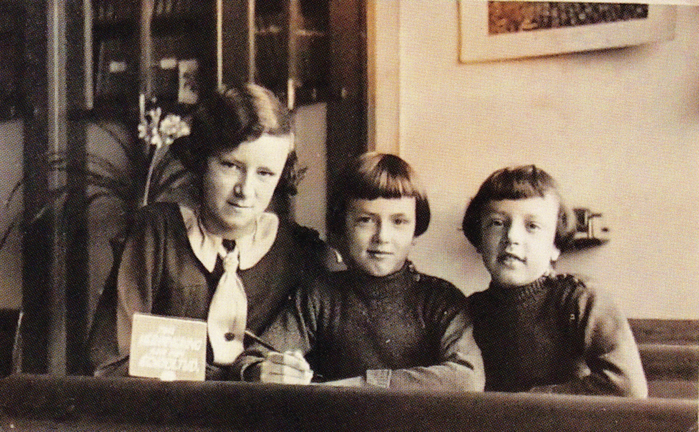 steenbergen_tini__zeva_en_annie_in_1938_op_de_schoolfoto.jpg