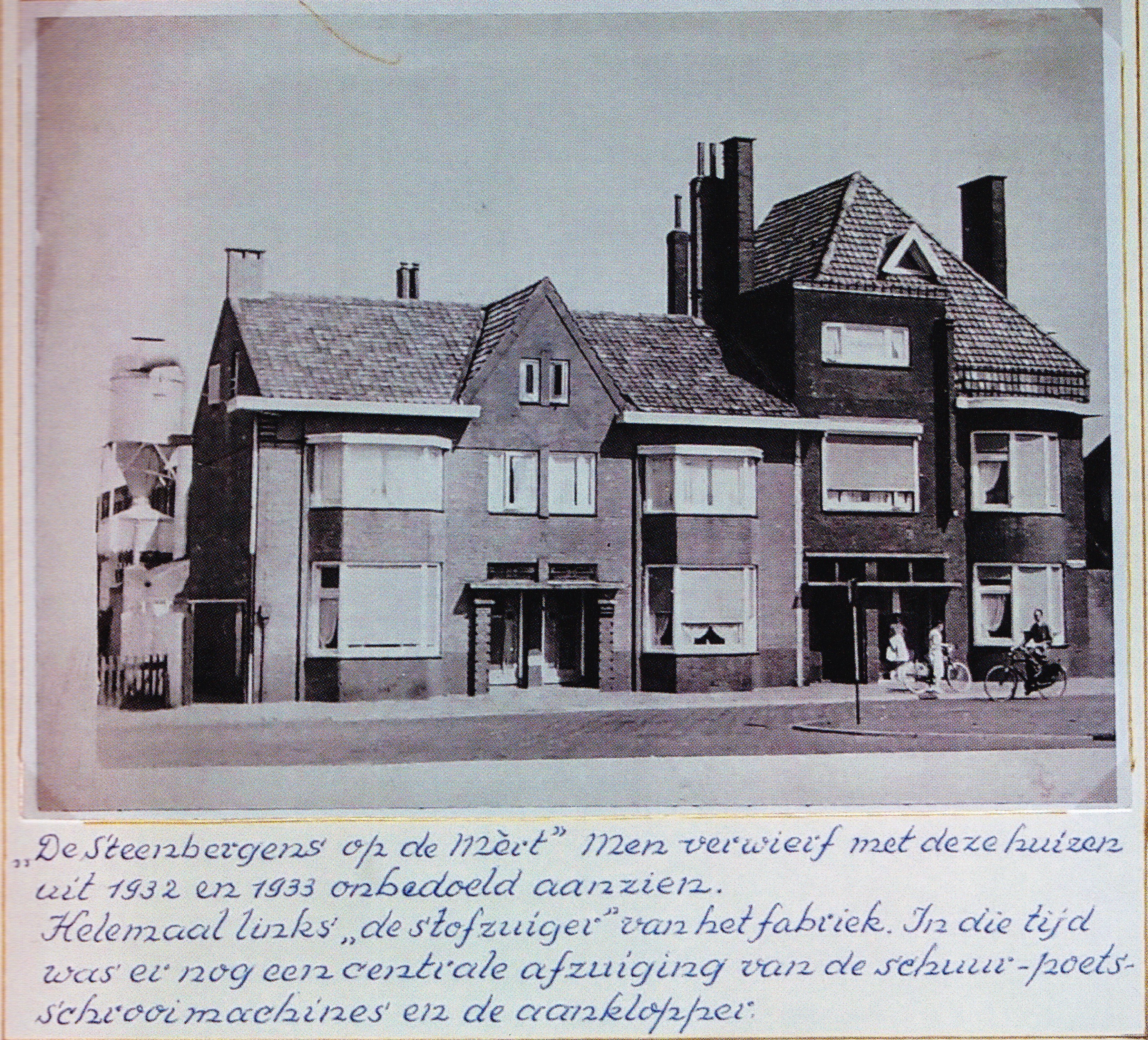 Klik voor foto in apart venster steenbergen__hun_woonhuizen_op_de_markt__gebouwd_1932_en_1933__met_daarachter_de_schoenfabriek_wed._c._steenbergen__rechts_is_de_fabriek_van_vloemans_weg.jpg