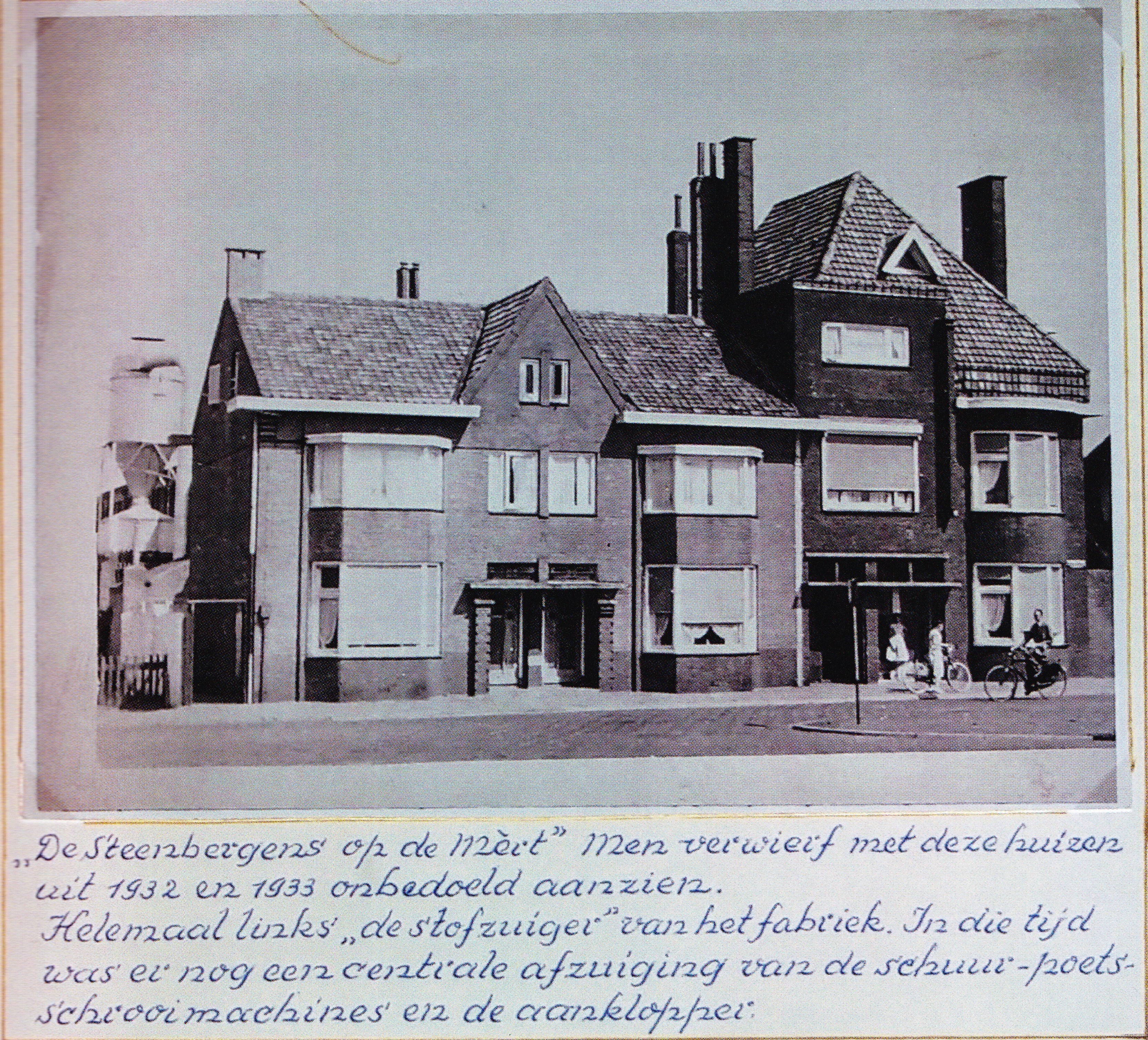 steenbergen__hun_woonhuizen_op_de_markt__gebouwd_1932_en_1933__met_daarachter_de_schoenfabriek_wed._c._steenbergen__rechts_is_de_fabriek_van_vloemans_weg.jpg