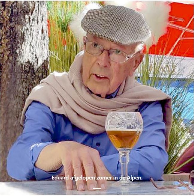 Klik voor foto in apart venster steenbergen_eduard__zomer_2021_op_bezoek_in_de_alpen_in_frankrijk_om__de_40-jarige_bruiloft_te_vieren_van_zijn_zoon_jan_en_schoondochter_therese_-_foto_uit_weekblad_de_duinkoerier__1_dec._2021__p.23.jpg