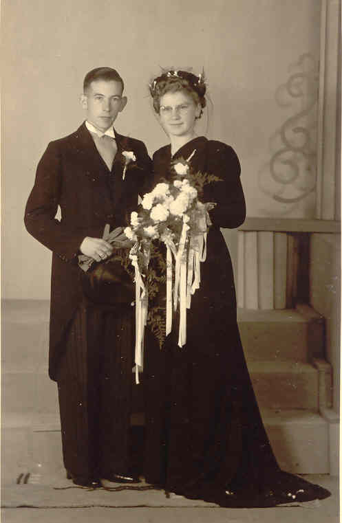 Klik voor foto in apart venster dekkers_cor_en_toon_sterken_trouwfoto_helvoirt_14_okt._1947.jpg