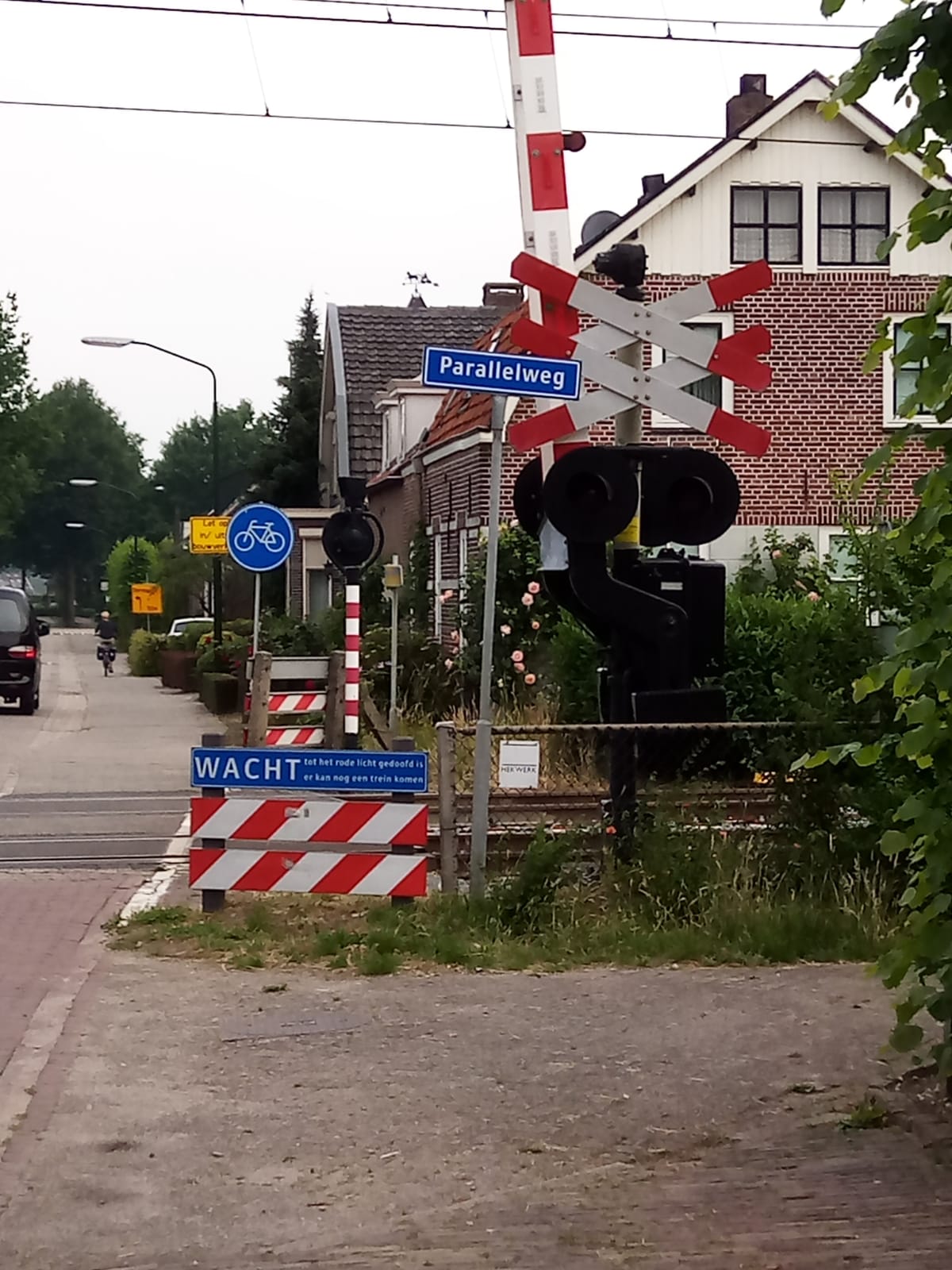 helvoirt_spoorovergang_helvoirtsestraat-torenstraat_en_ingang_van_de_parallelstraat_-_juni_2020.jpg