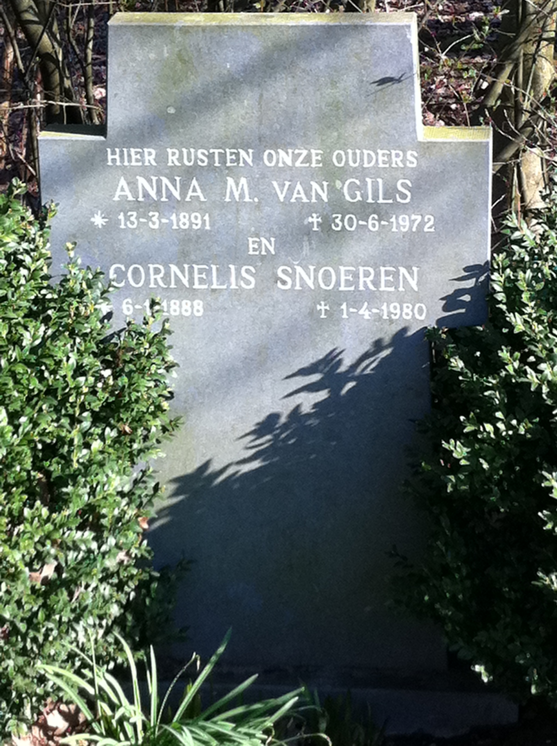 snoeren_cornelis_en_ant_van_gils_op_begraafplaats_dongen.jpg