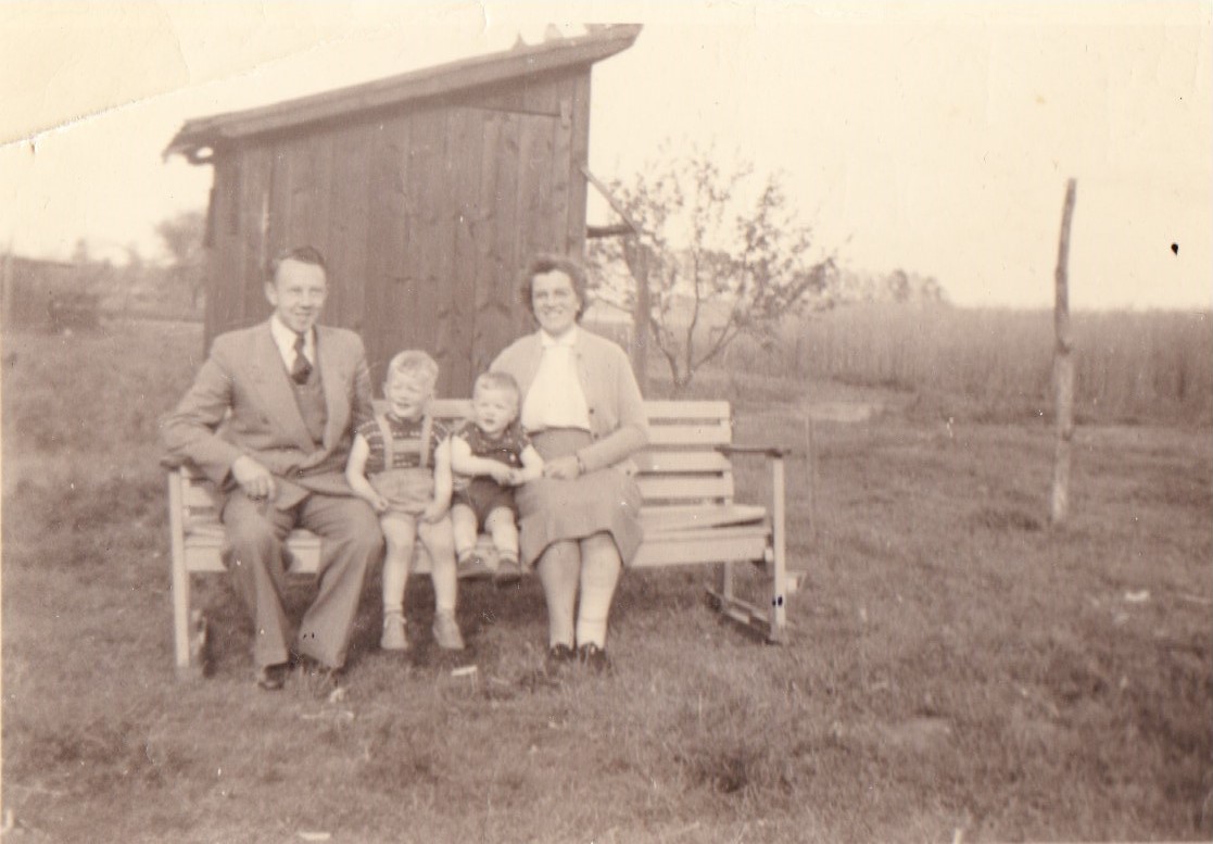 Klik voor foto in apart venster dekkers_jeanne_en_kees_meeren_met_hun_2_zoons_in_helvoirt_bij_het_duivenhok_van_opa_janus_dekkers_in_1957.jpg