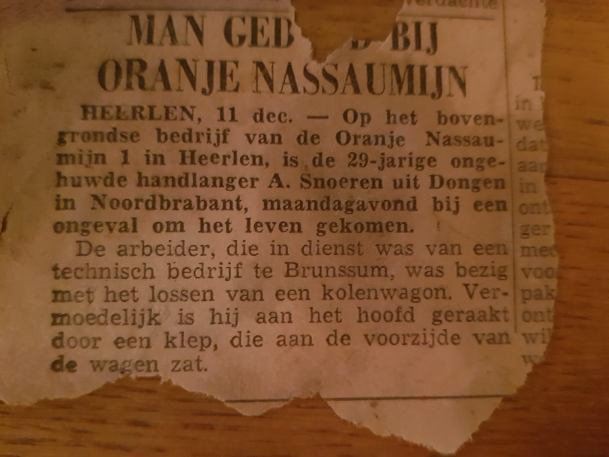 Klik voor foto in apart venster snoeren_anton__gedood_bij_bovengronds_ongeluk_als_technisch_arbeider_bij_de_mijnen__krantenknipsel_van_11_december_1963_-_gevonden_tussen_de__spullen_van_zijn_zus_bets.jpg