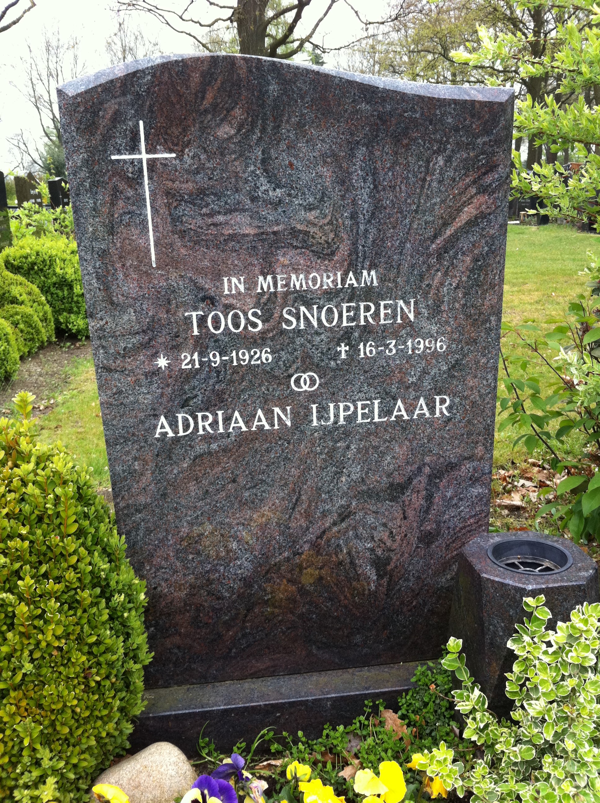 snoeren_toos__begraafplaats_de_kremer_in_dongen.jpg