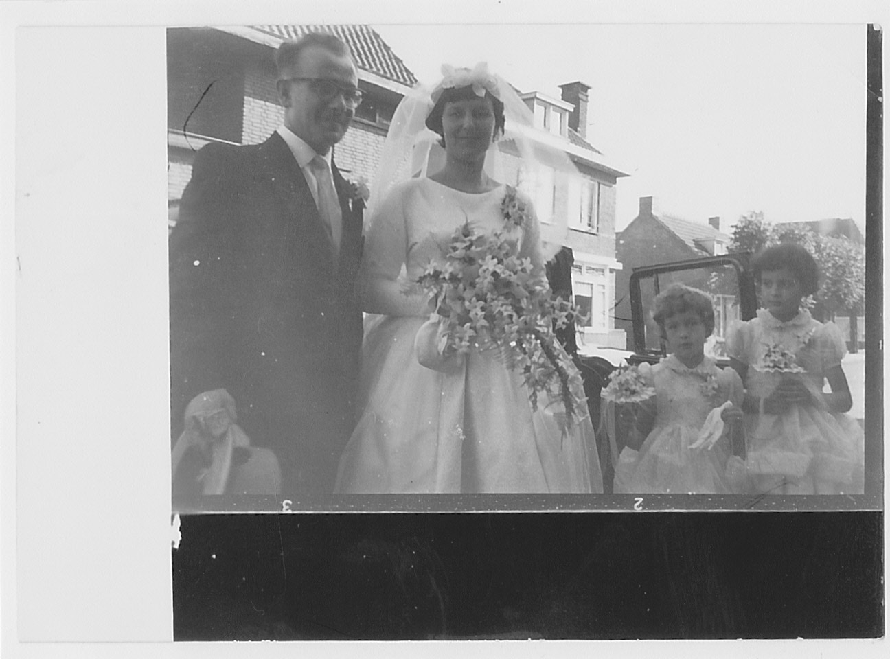 Klik voor foto in apart venster welie_jan_van_huwelijk_met_bets_snoeren_en_bruidsmeisjes_gonny_bink_en_gonny_snoeren_in_1961_in_dongen.jpg