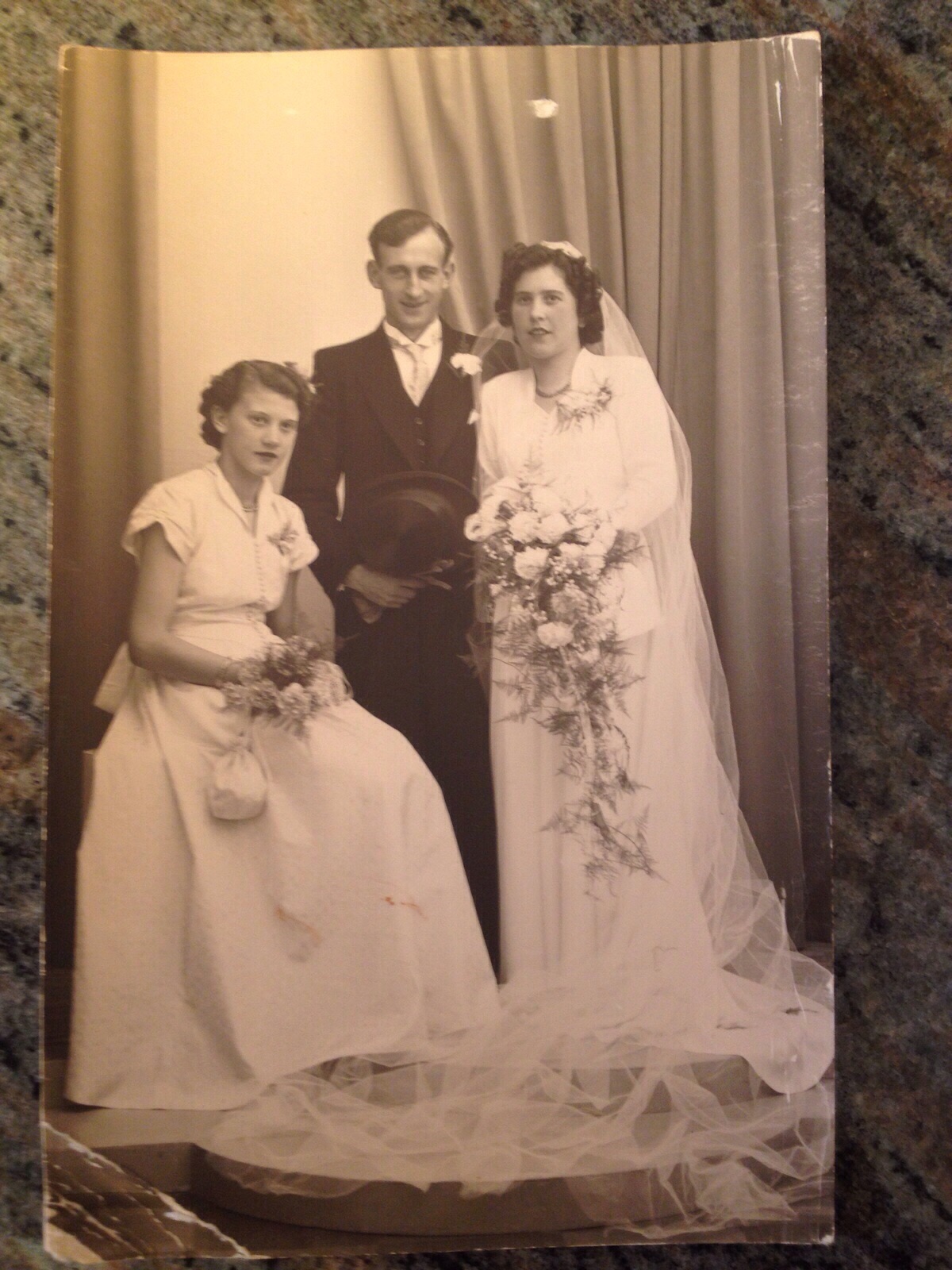 gils_piet_van__trouwt_met_riet_van_gils_op_29_september_1952__en_haar_zus_jeanne_is_bruidsmeisje.jpg